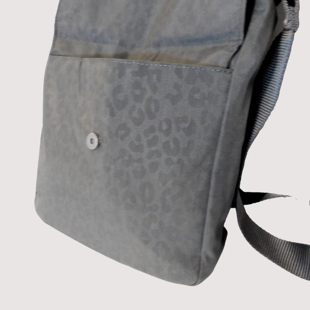 Baggallini Animal Print Crossbody Purse Gray Nylon Adj. Strap 10 in x 10.5 in - Picture 5 of 13